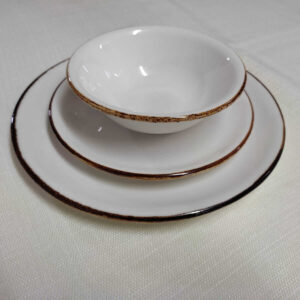 צלחות הגשה בצבע לבן לבן עם עיטור