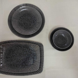 צלחות הגשה בגוון שחור אפור